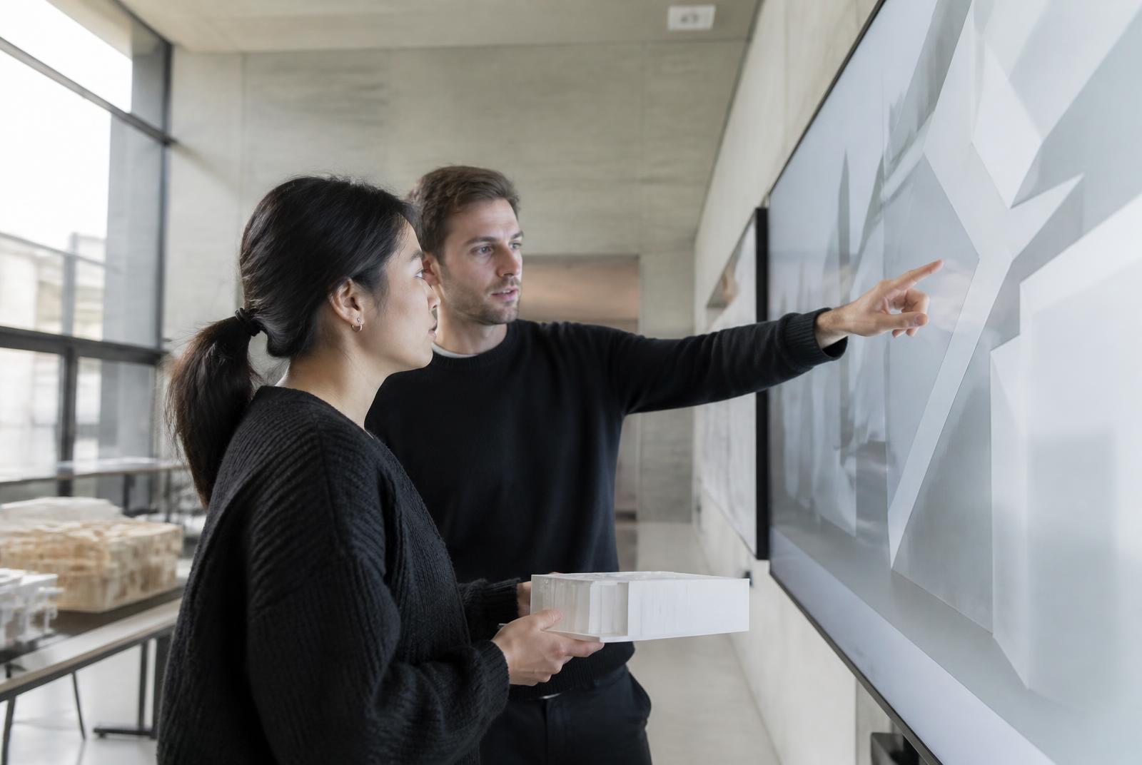 Deux collaborateurs du BSN travaillant sur un prototype numérique