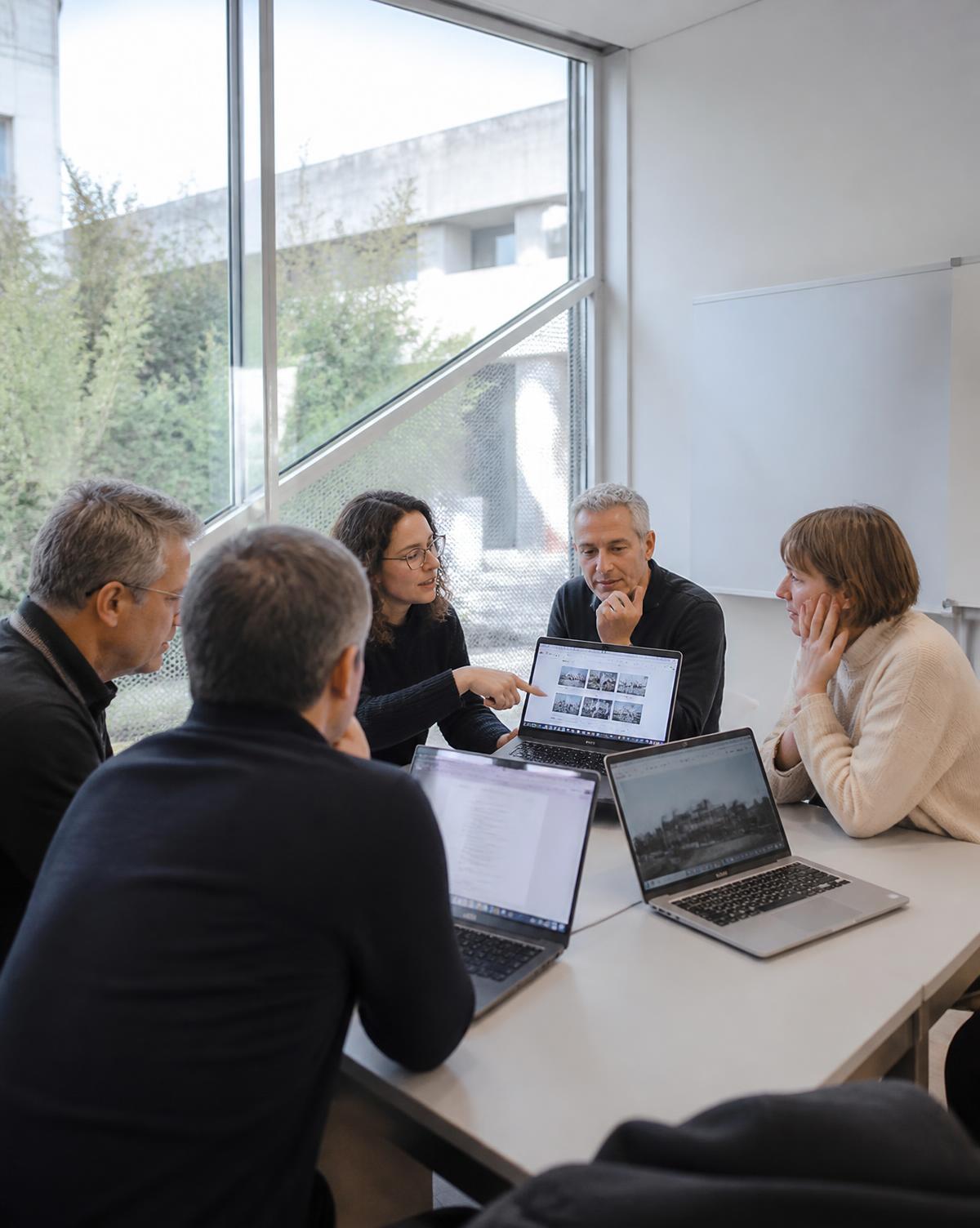 Atelier de travail entre enseignant·es autour de plusieurs ordinateurs